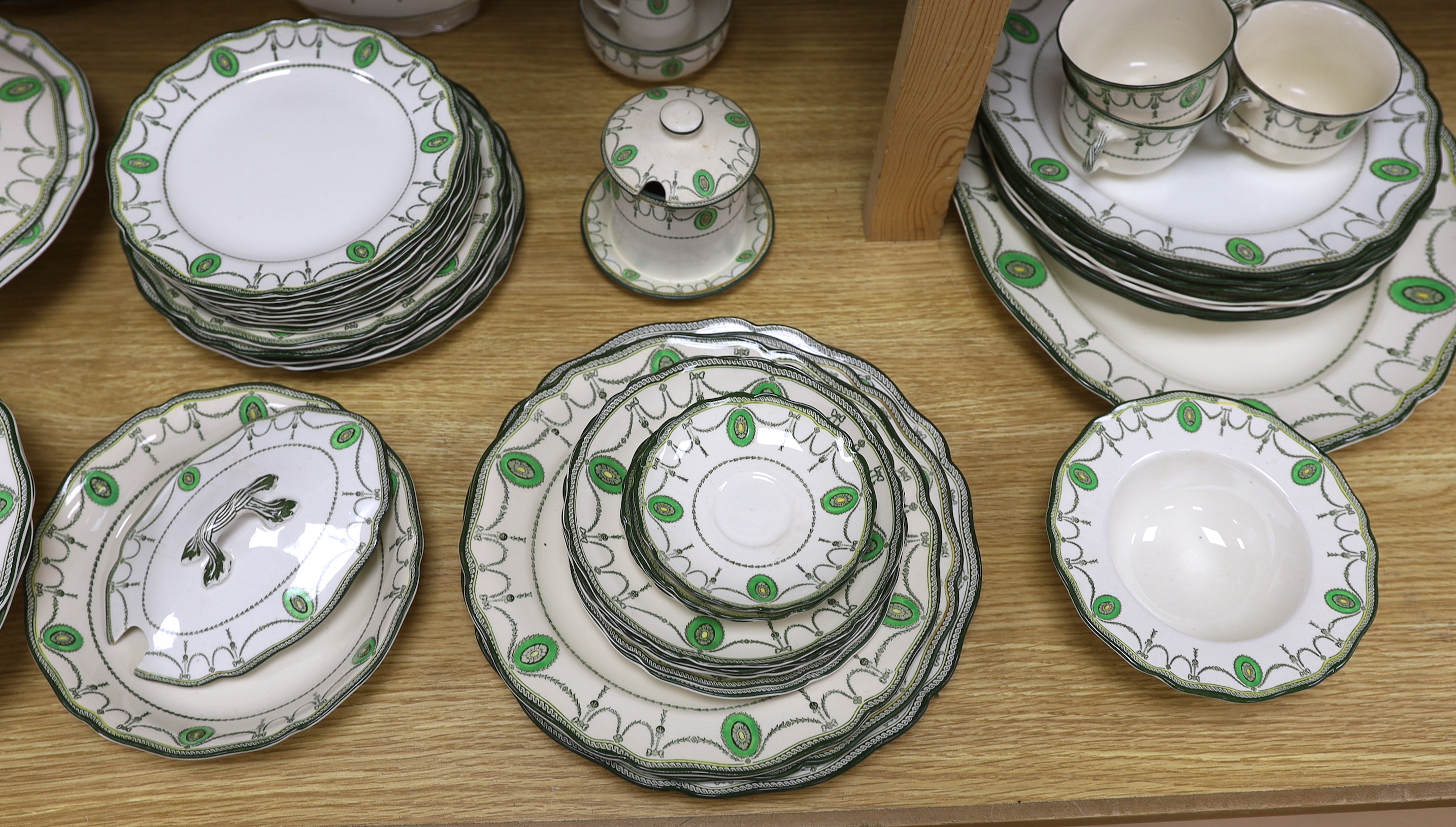 An extensive Royal Doulton Countess pattern tea, dinner and dessert service, approx. 150 pieces